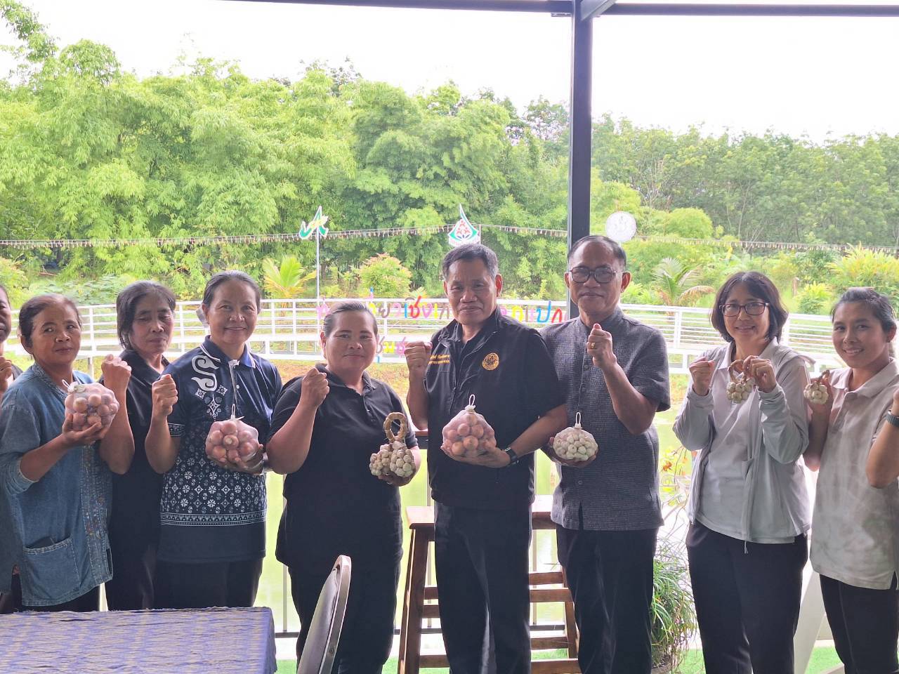title - ผู้ตรวจราชการ ส.ป.ก. ลงพื้นที่จังหวัดหนองบัวลำภู ประชุมติดตามความก้าวหน้าผลการดำเนินงาน พร้อมตรวจเยี่ยมให้กำลังใจเกษตรกรแปลงใหญ่พืชผักและสมุนไพร 